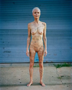 Околу идејата за луѓето на своите голи тела да пишуваат едни на други, Лорен вели дека важноста е во тоа да се симулира чинот на означување едни со други во општеството секој ден.